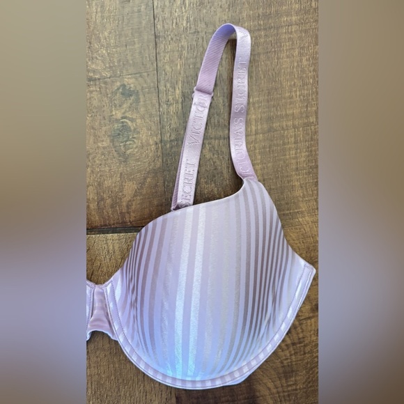 Victoria’s Secret T-shirt lightly lined Demi bra
Size 36DD (E) - Picture 3 of 7